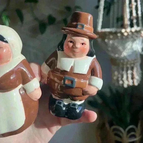 Publix 2001 The Pilgrim Pair Salt & Pepper Shakers - Thanksgiving Collectibles - Picture 2 of 8